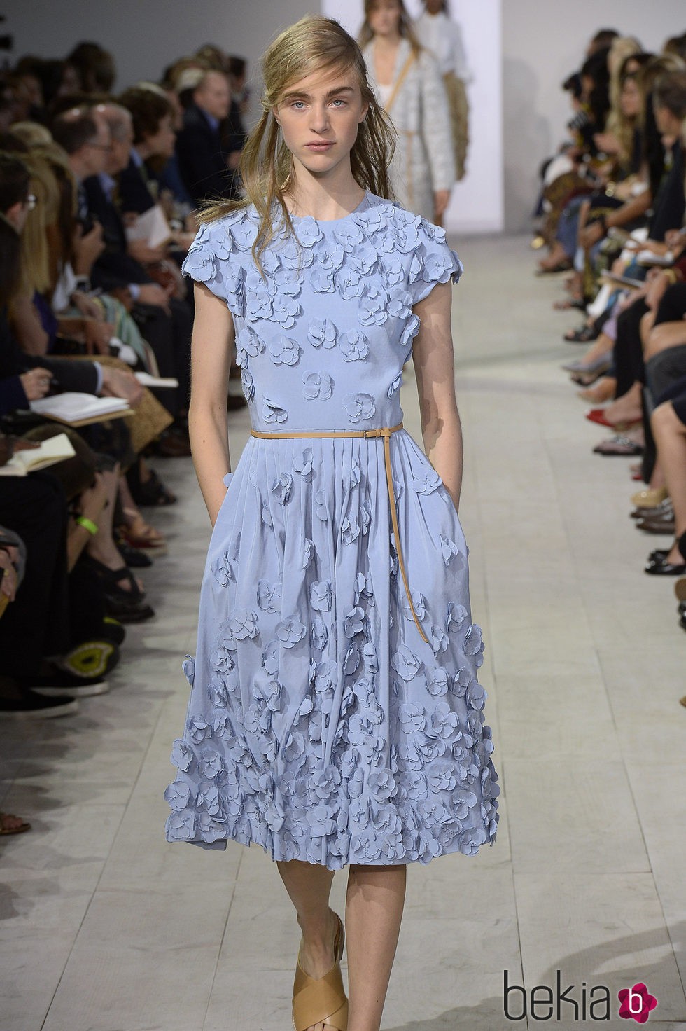 Vestido azul midi de la colección de primavera/verano 2016 de Michael Kors en Nueva York Fashion Week