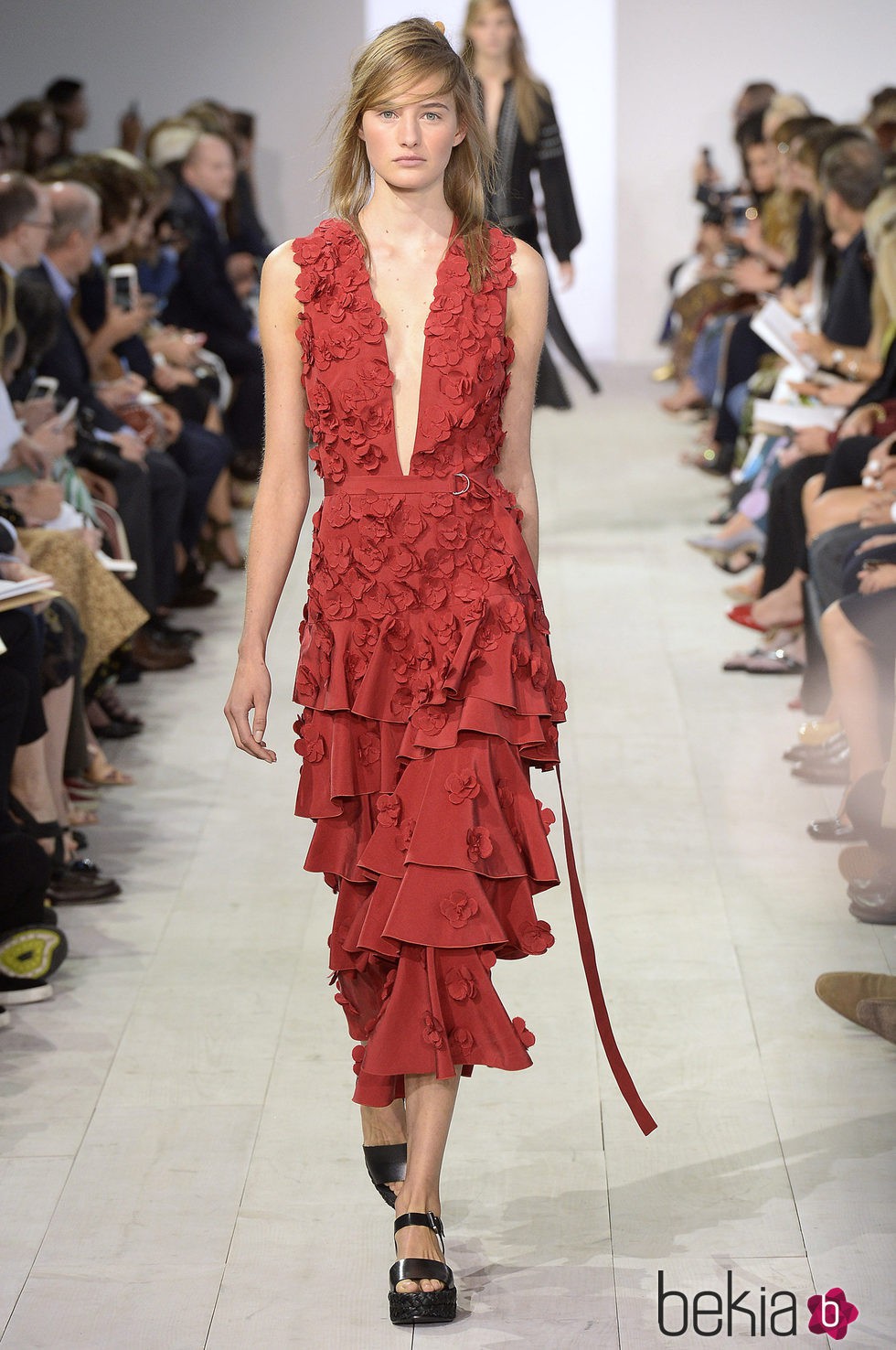 Vestido rojo de la colección de primavera/verano 2016 de Michael Kors en Nueva York Fashion Week