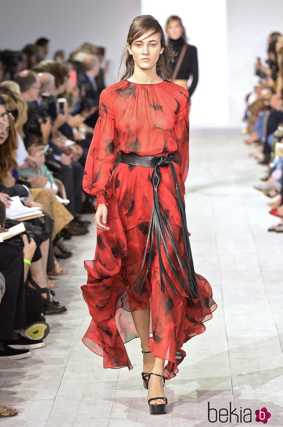 Vestido rojo y negro de la colección de primavera/verano 2016 de Michael Kors en Nueva York Fashion Week