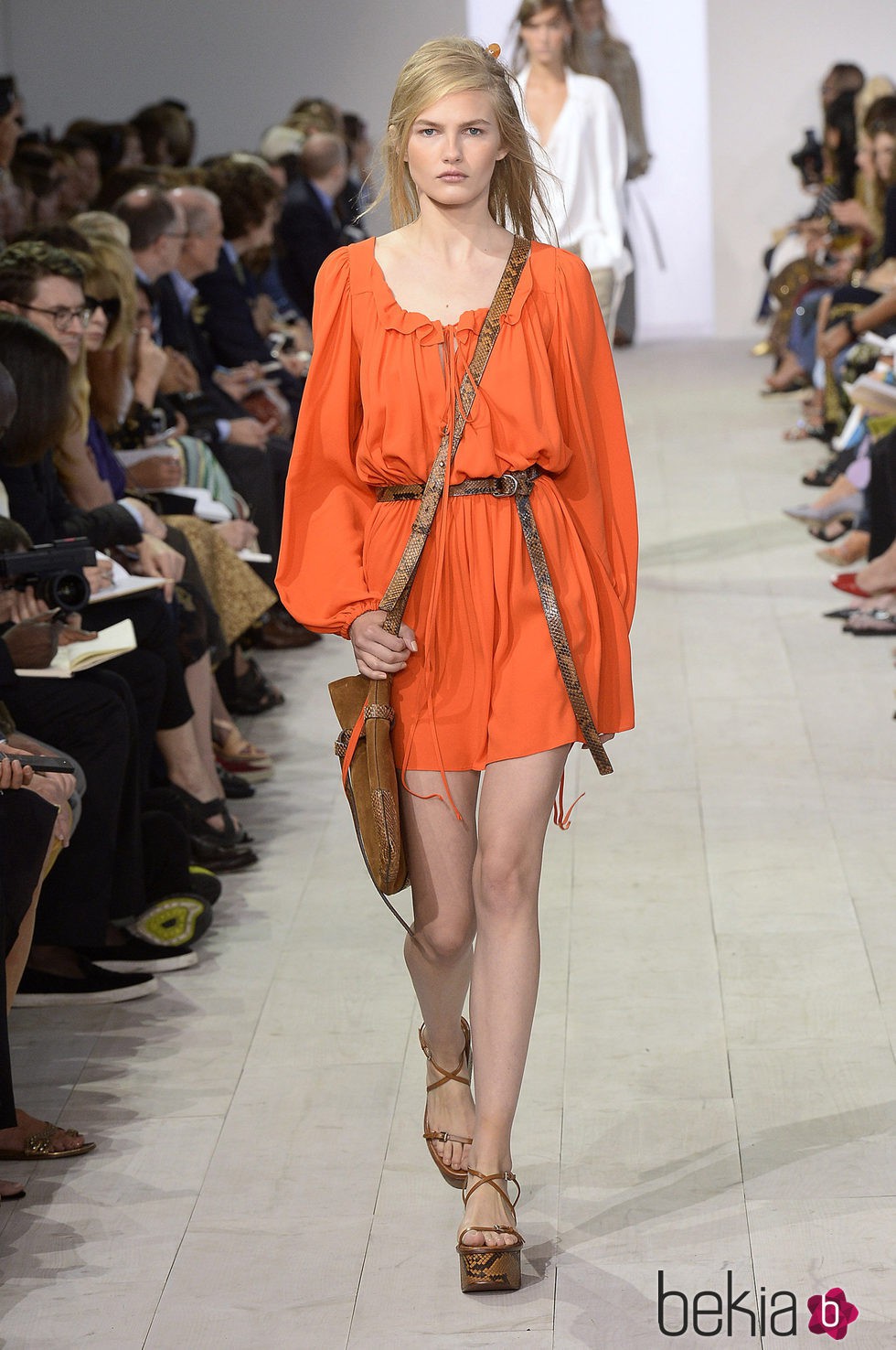 Vestido naranja de la colección de primavera/verano 2016 de Michael Kors en Nueva York Fashion Week