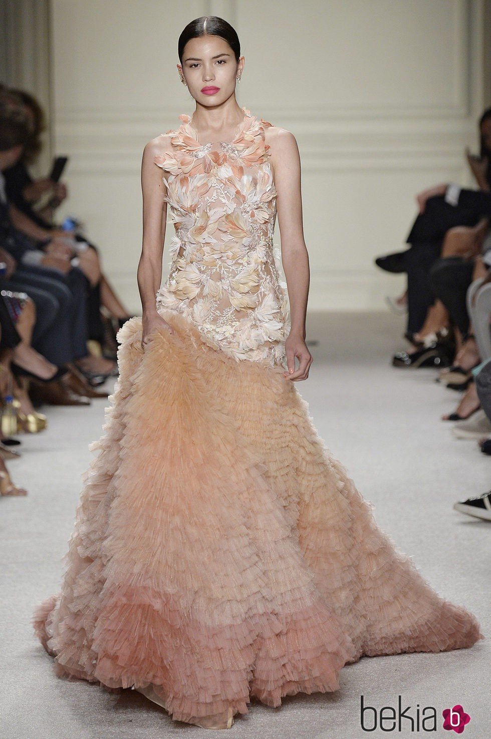 Vestido rosa degradado de la colección de primavera/verano 2016 de Marchesa en Nueva York Fashion Week