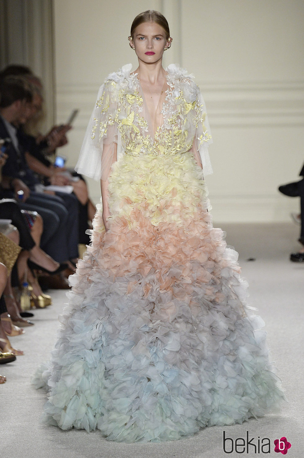 Vestido largo de colores pastel de la colección de primavera/verano 2016 de Marchesa en Nueva York Fashion Week