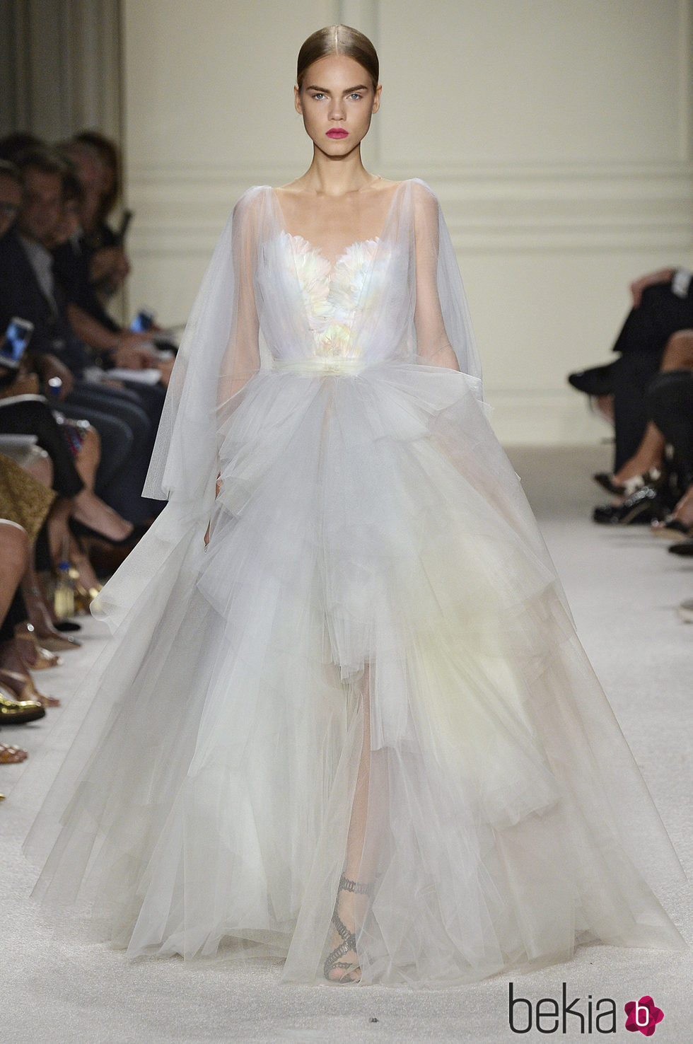 Vestido blanco largo de la colección de primavera/verano 2016 de Marchesa en Nueva York Fashion Week