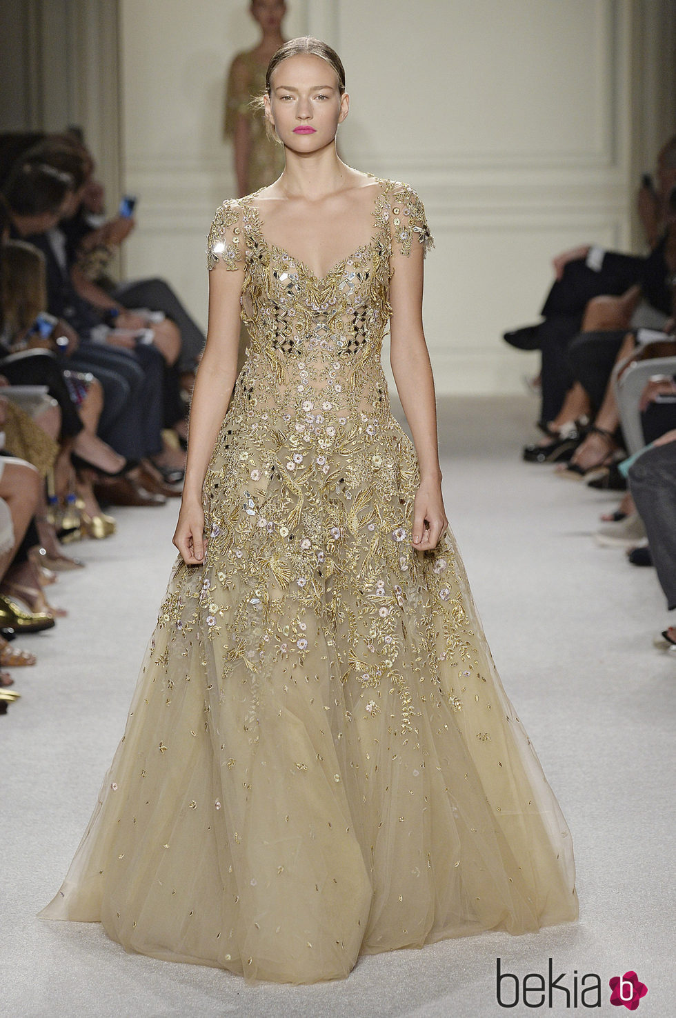 Vestido dorado largo de la colección de primavera/verano 2016 de Marchesa en Nueva York Fashion Week