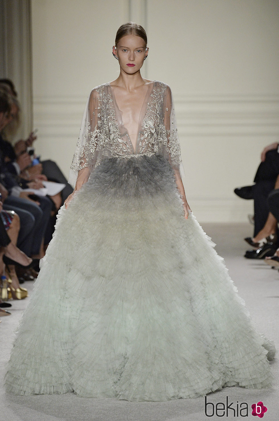 Vestido largo azul degradado de la colección de primavera/verano 2016 de Marchesa en Nueva York Fashion Week