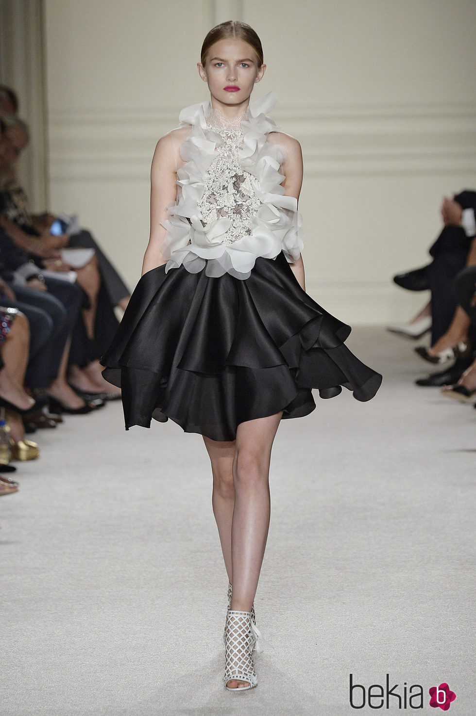 Vestido blanco y negro de la colección de primavera/verano 2016 de Marchesa en Nueva York Fashion Week