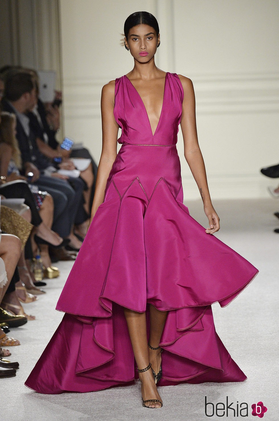 Vestido fucsia largo de la colección de primavera/verano 2016 de Marchesa en Nueva York Fashion Week