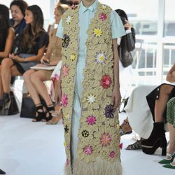 Vestido azul con chaleco largo de la colección de primavera/verano 2016 de Jesus del Pozo en Nueva York Fashion Week