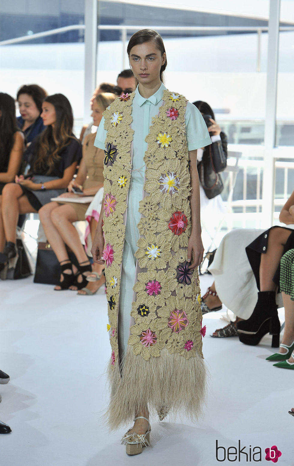 Vestido azul con chaleco largo de la colección de primavera/verano 2016 de Jesus del Pozo en Nueva York Fashion Week