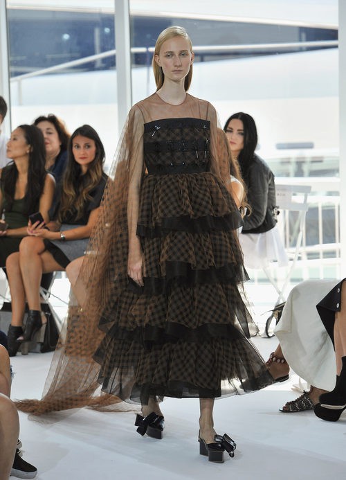 Vestido negro y marrón de la colección de primavera/verano 2016 de Jesus del Pozo en Nueva York Fashion Week