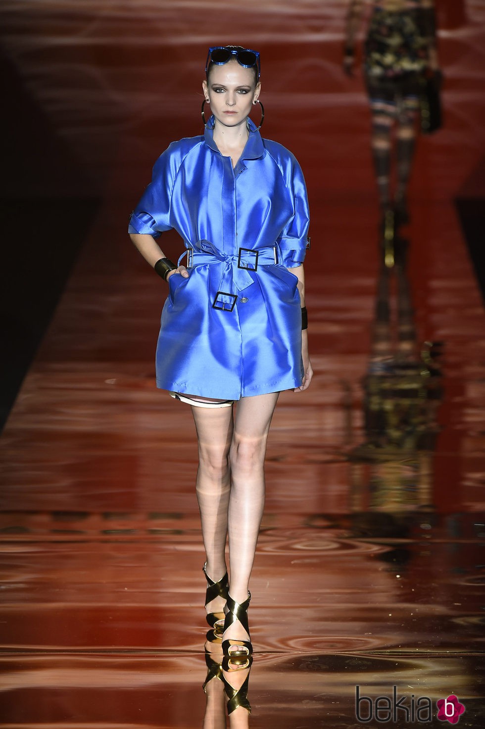 Gabardina azul corta de Roberto Verino para primavera/verano 2016 en Madrid Fashion Week