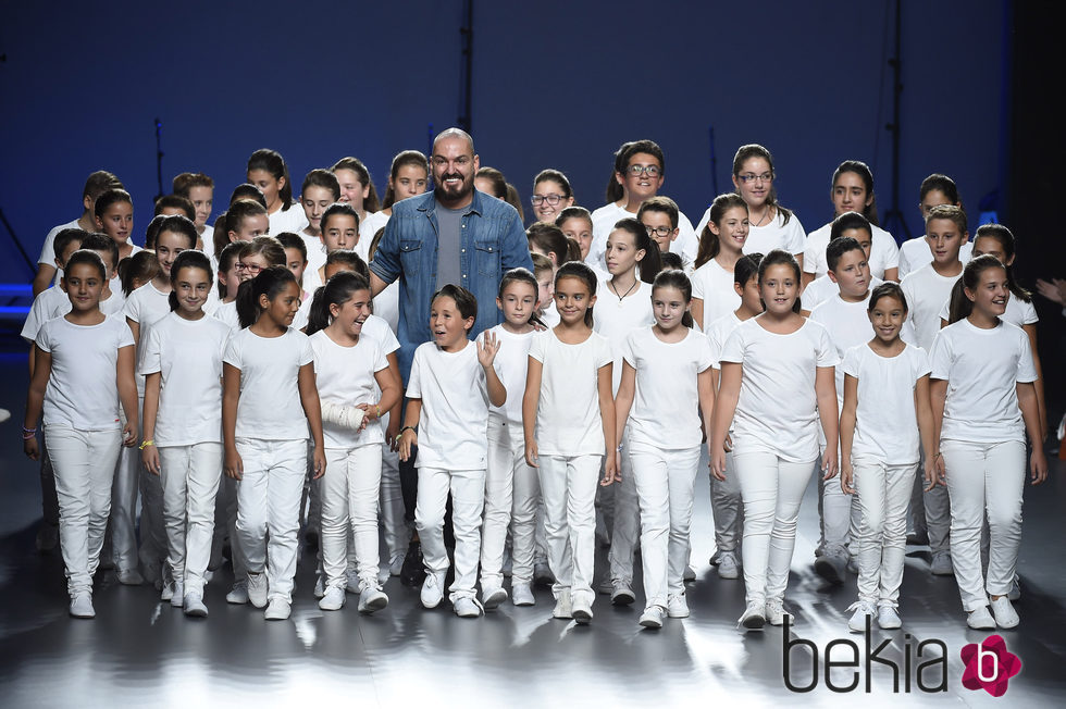 Juan Duyos con un coro de niños en su desfile de la colección primavera/verano 2015 en Madrid Fashion Week