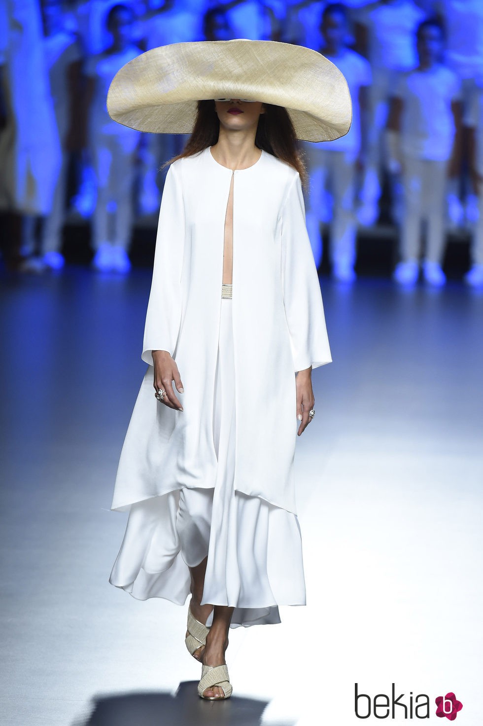 Conjunto blanco con pamela de Duyos para primavera/verano 2015 en Madrid Fashion Week