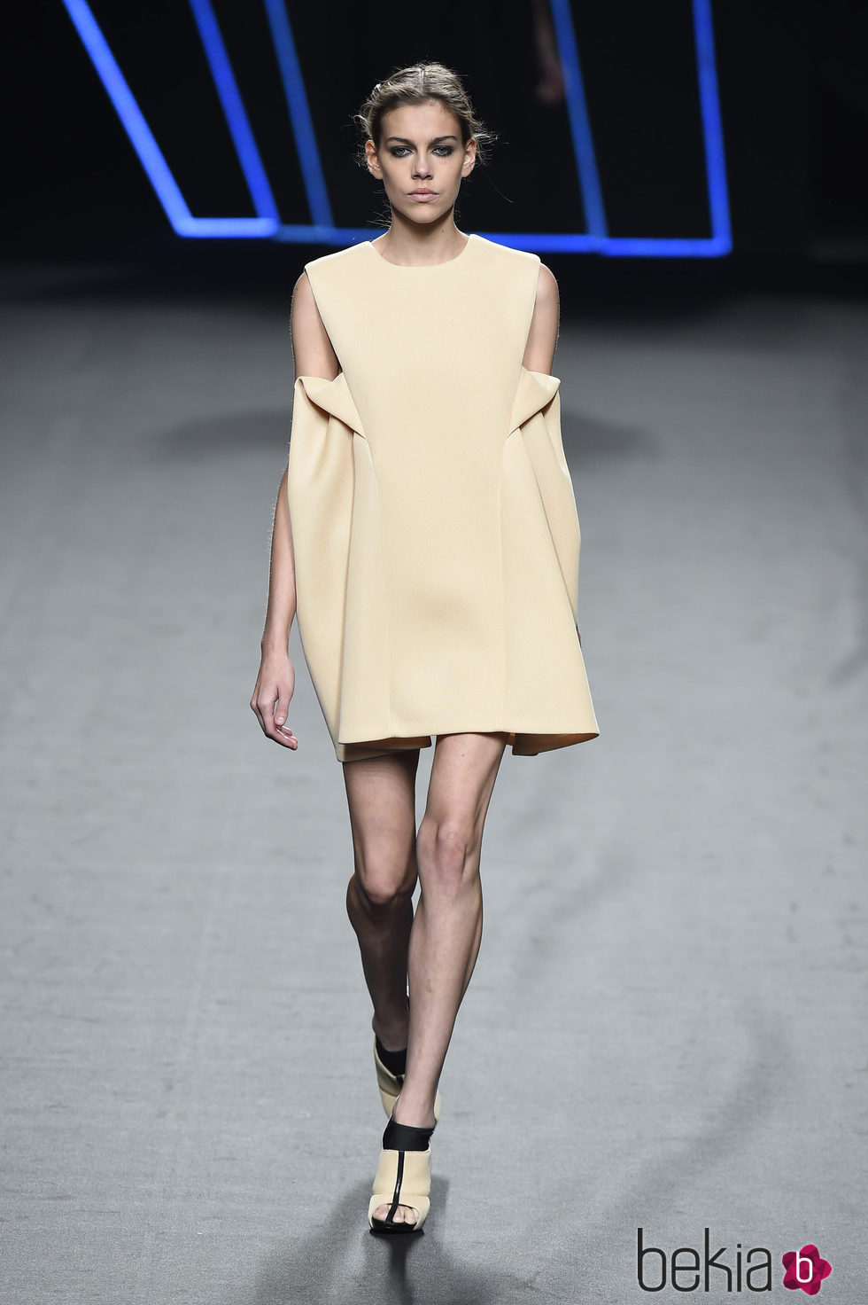 Vestido corto beige de Amaya Arzuaga para primavera/verano 2015 en Madrid Fashion Week