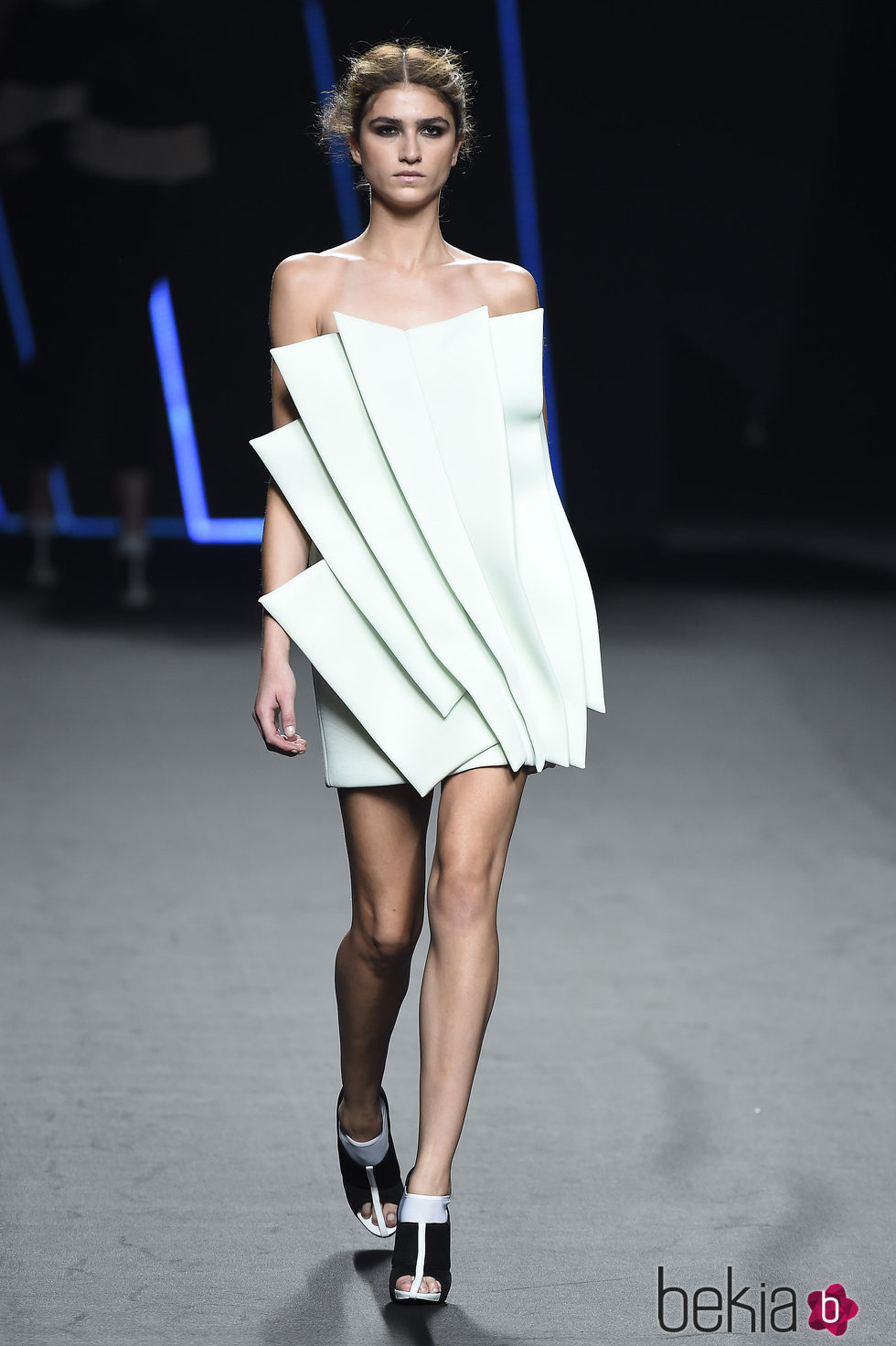 Vestido celeste con pliegues de Amaya Arzuaga para primavera/verano 2015 en Madrid Fashion Week