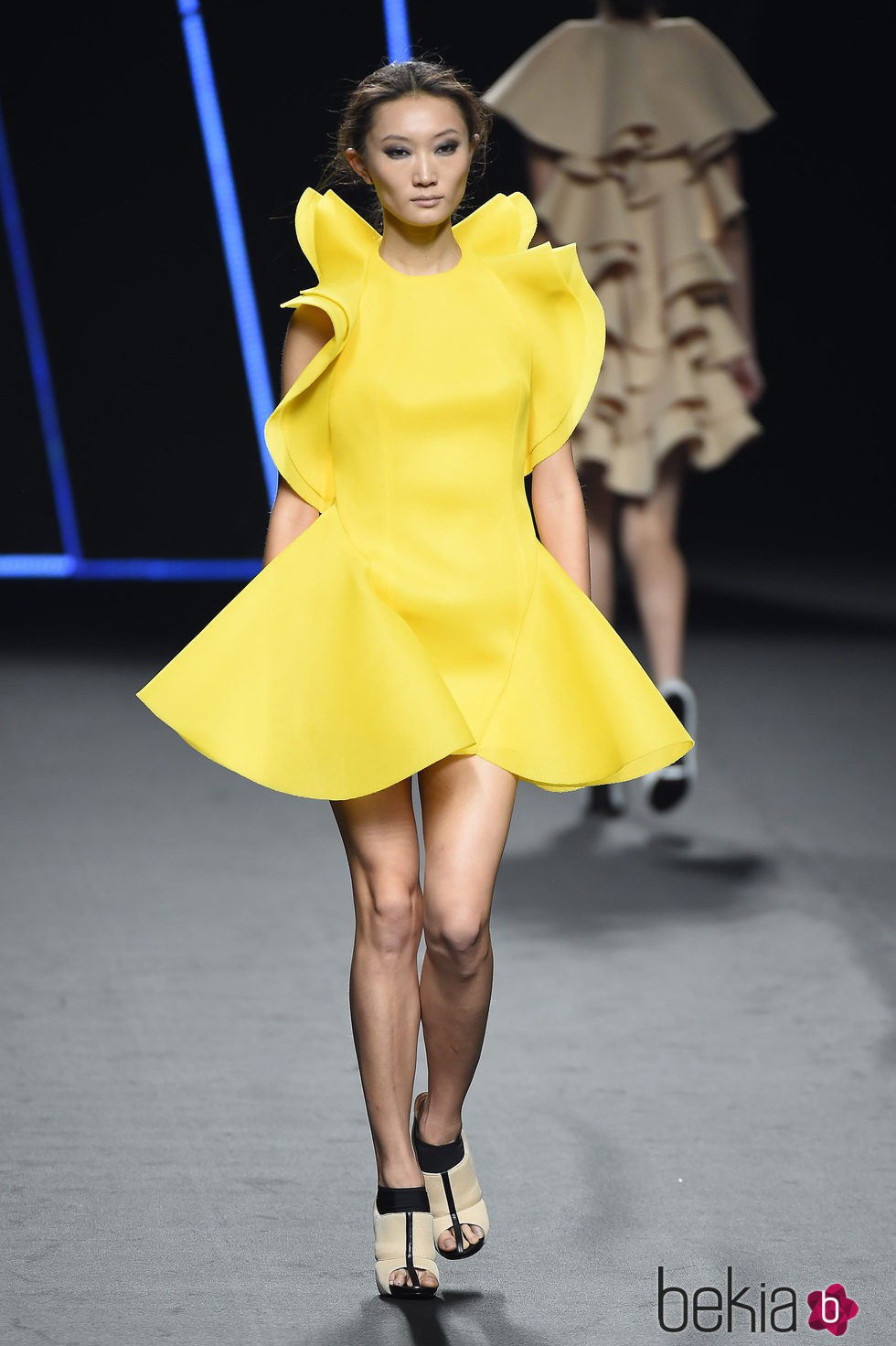 Vestido amarillo con pliegues de Amaya Arzuaga para primavera/verano 2015 en Madrid Fashion Week