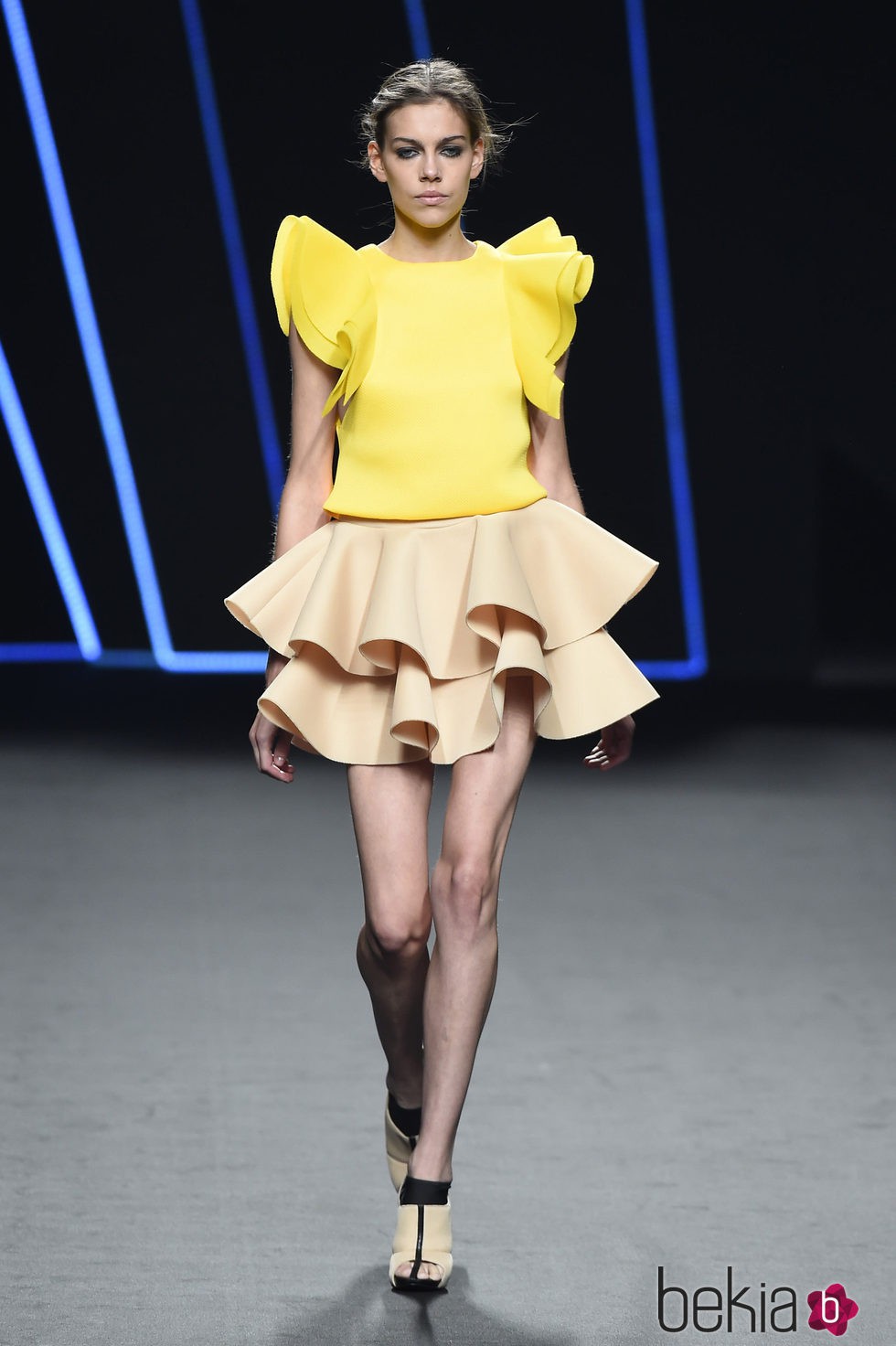 Vestido beige y amarillo de volantes de Amaya Arzuaga para primavera/verano 2015 en Madrid Fashion Week