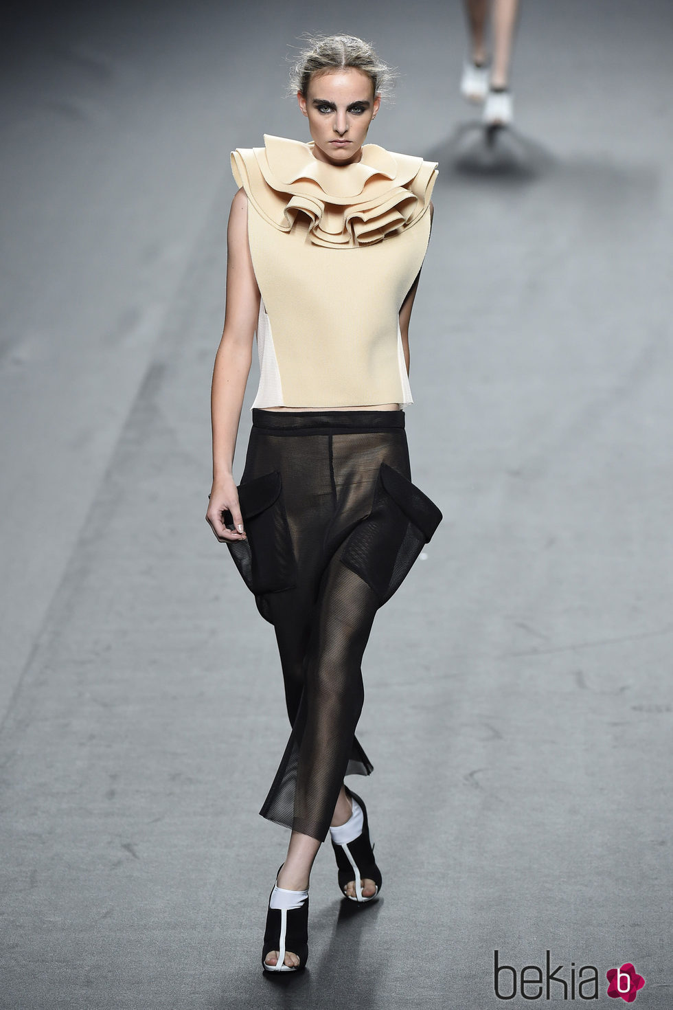 Conjunto beige y negro de Amaya Arzuaga para primavera/verano 2015 en Madrid Fashion Week