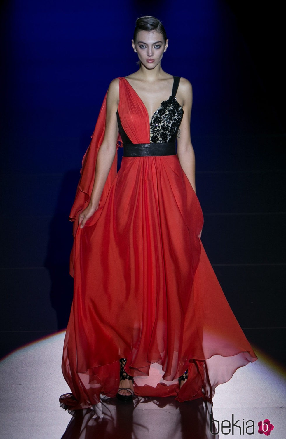 Vestido rojo de Hannibal Laguna para primavera/verano 2016 en Madrid Fashion Week