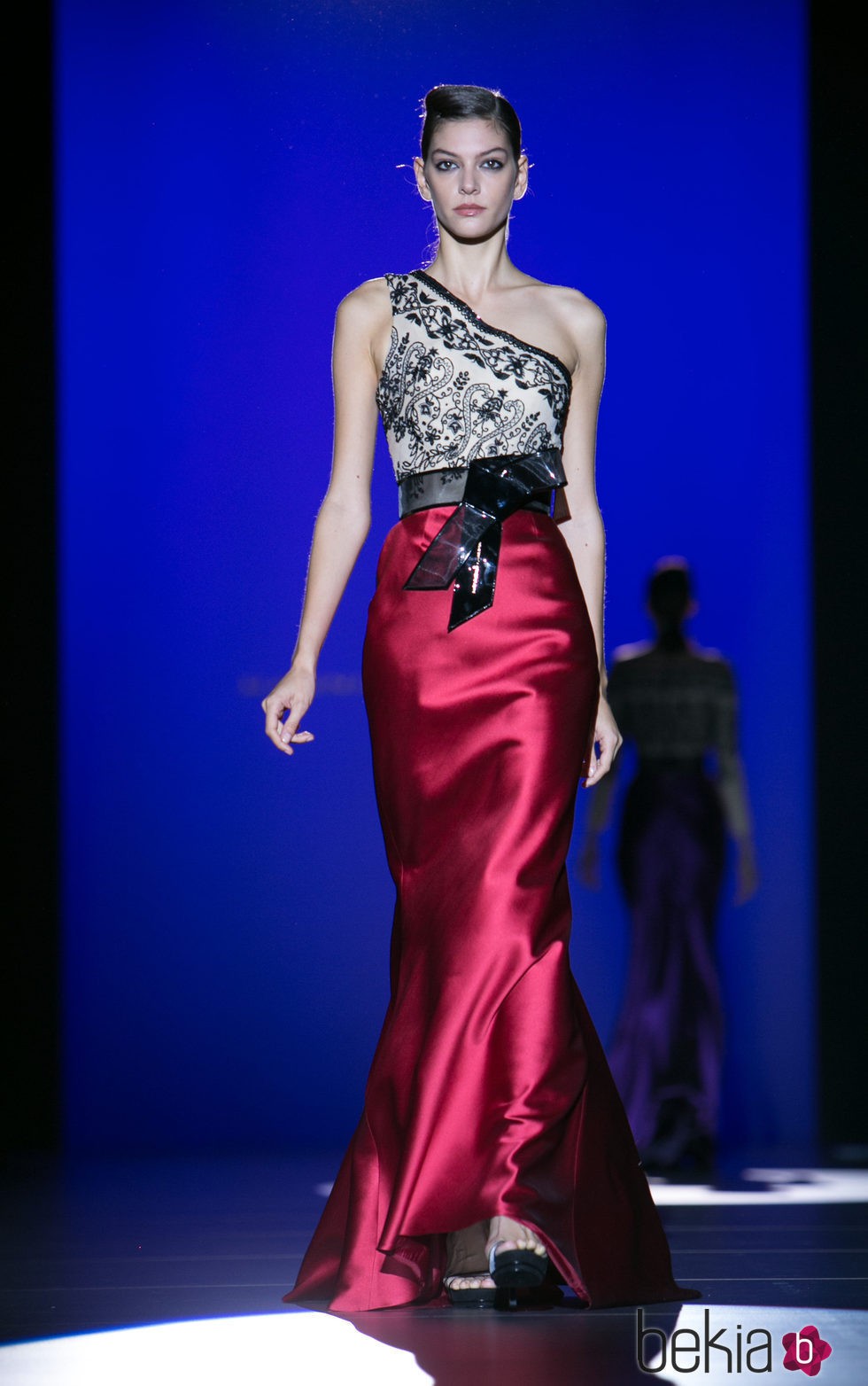 Falda roja con camiseta bordada en negro de Hannibal Laguna para primavera/verano 2016 en Madrid Fashion Week