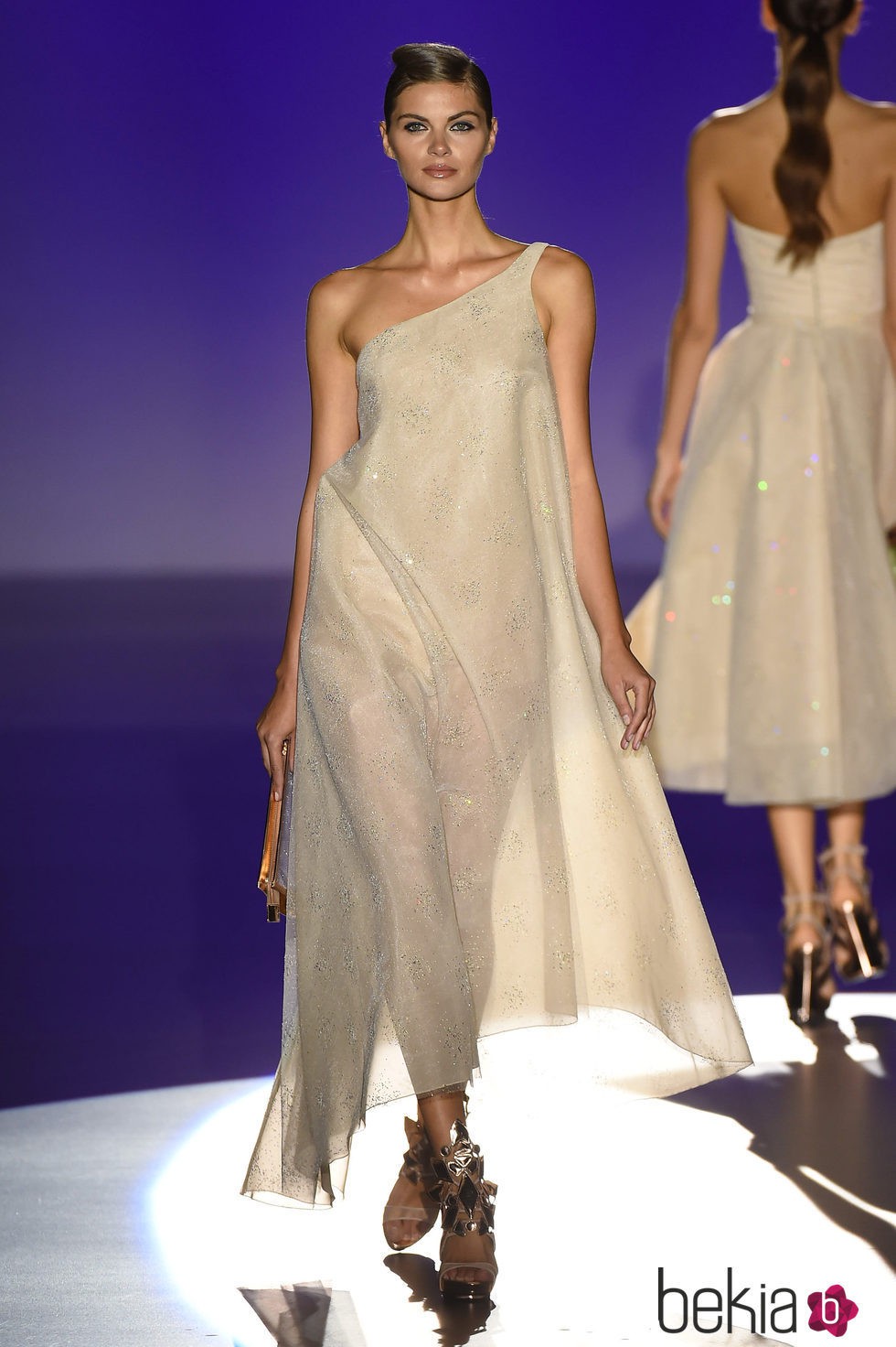 Vestido asimétrico de Hannibal Laguna para primavera/verano 2016 en Madrid Fashion Week