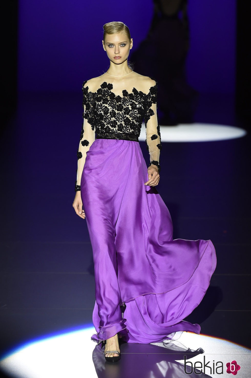 Falda violeta con camiseta de encaje de Hannibal Laguna para primavera/verano 2016 en Madrid Fashion Week