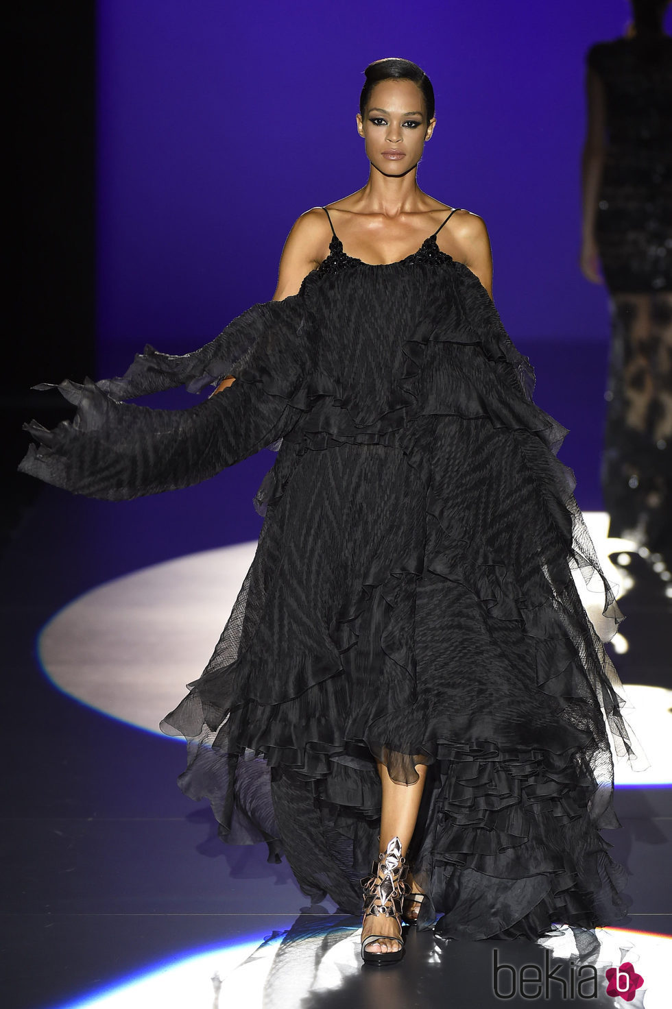 Vestido negro de Hannibal Laguna para primavera/verano 2016 en Madrid Fashion Week