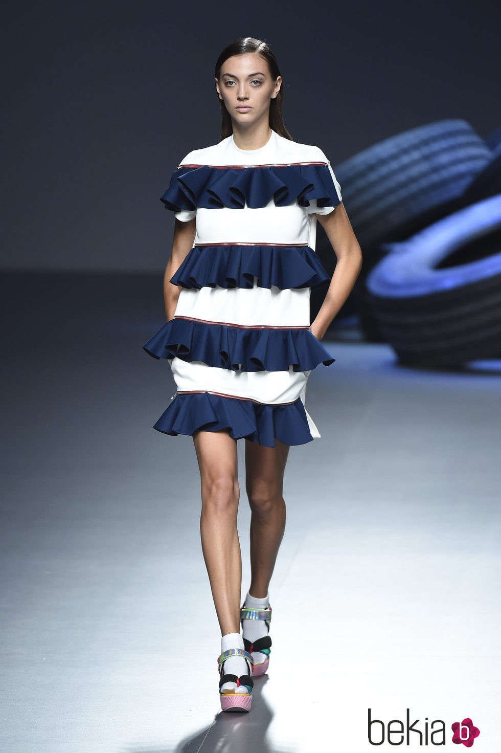 Vestido blanco y azul de volantes de la colección de primavera/verano 2016 de David Delfín en Madrid Fashion Week