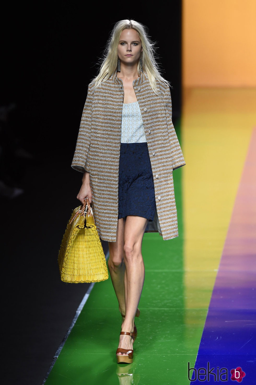 Abrigo de rayas y vestido azul de la colección de primavera/verano 2016 de Ailanto en Madrid Fashion Week