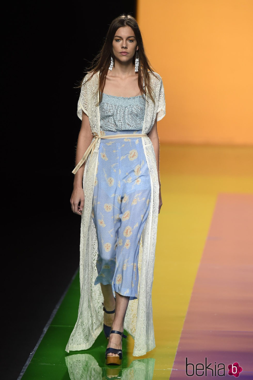 Vestido blanco y beige de la colección de primavera/verano 2016 de Ailanto en Madrid Fashion Week