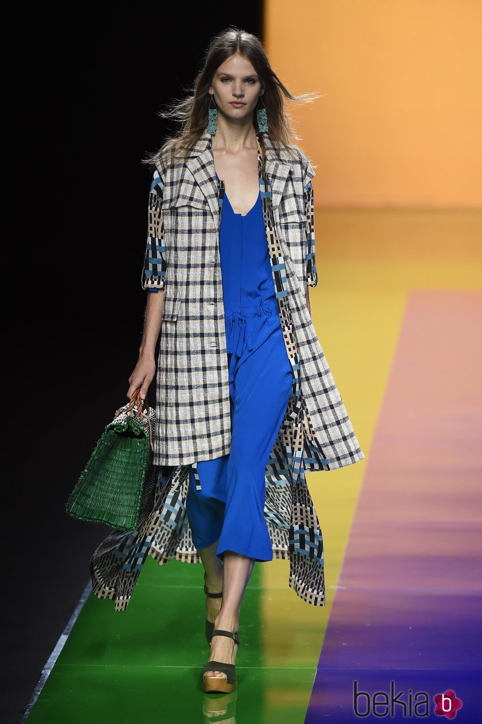 Vestido azul con abrigo de cuadros de la colección de primavera/verano 2016 de Ailanto en Madrid Fashion Week