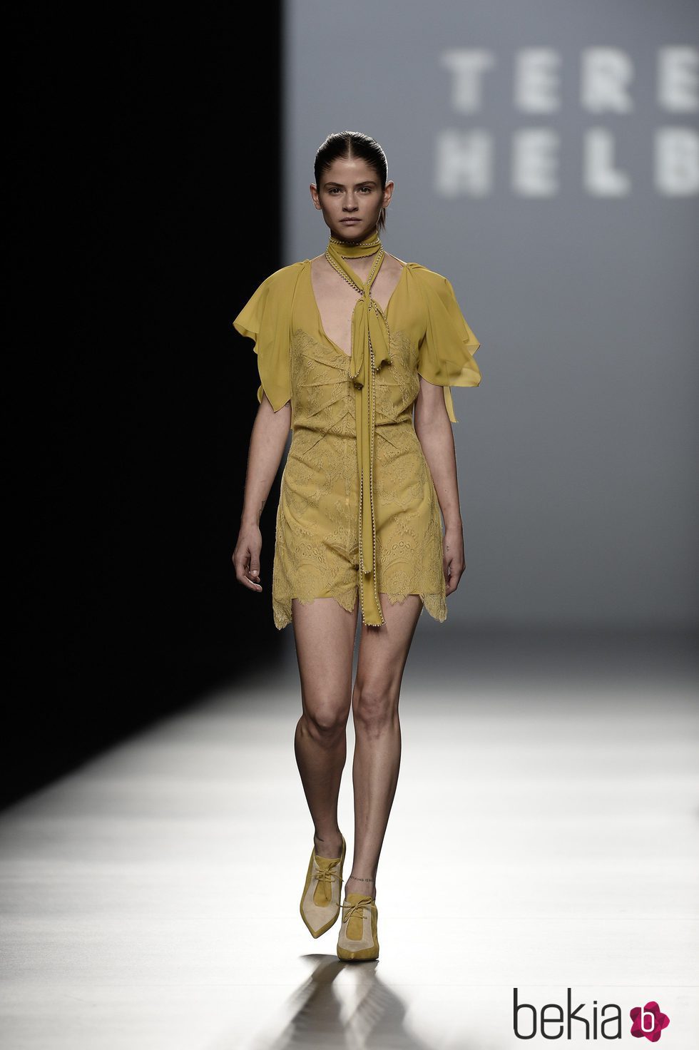 Vestido beige midi de la colección de primavera/verano 2016 de Teresa Helbig en Madrid Fashion Week