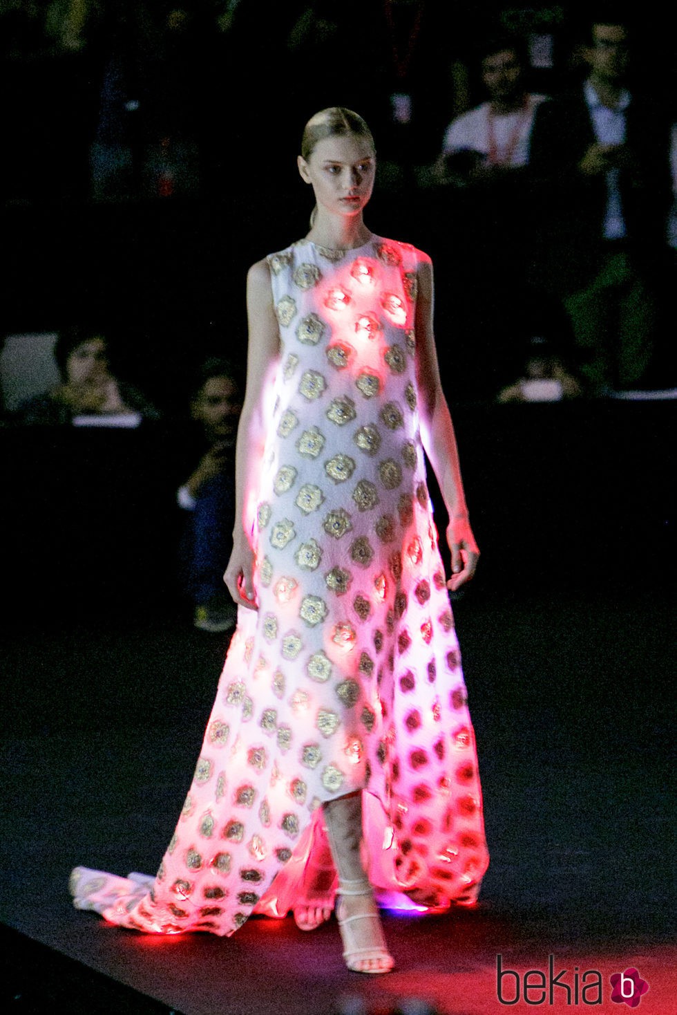 Vestido blanco largo de la colección de primavera/verano 2016 de Alvarno en Madrid Fashion Week