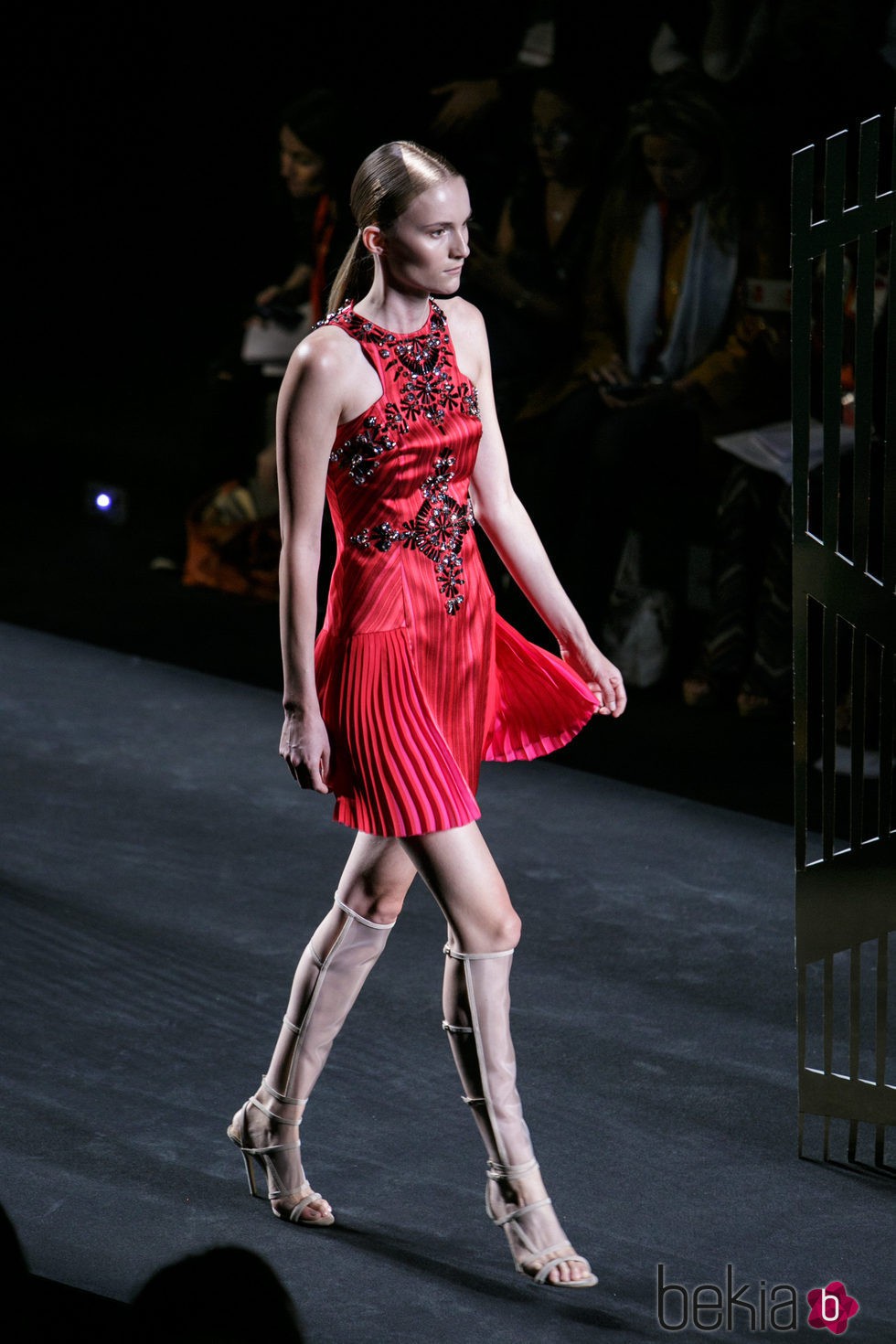 Vestido rojo de la colección de primavera/verano 2016 de Alvarno en Madrid Fashion Week