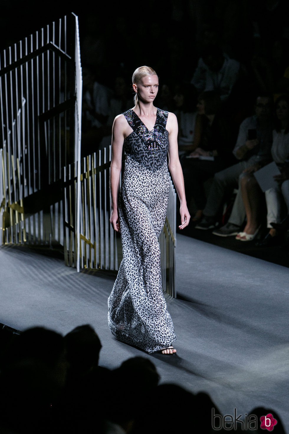 Vestido gris y negro de la colección de primavera/verano 2016 de Alvarno en Madrid Fashion Week