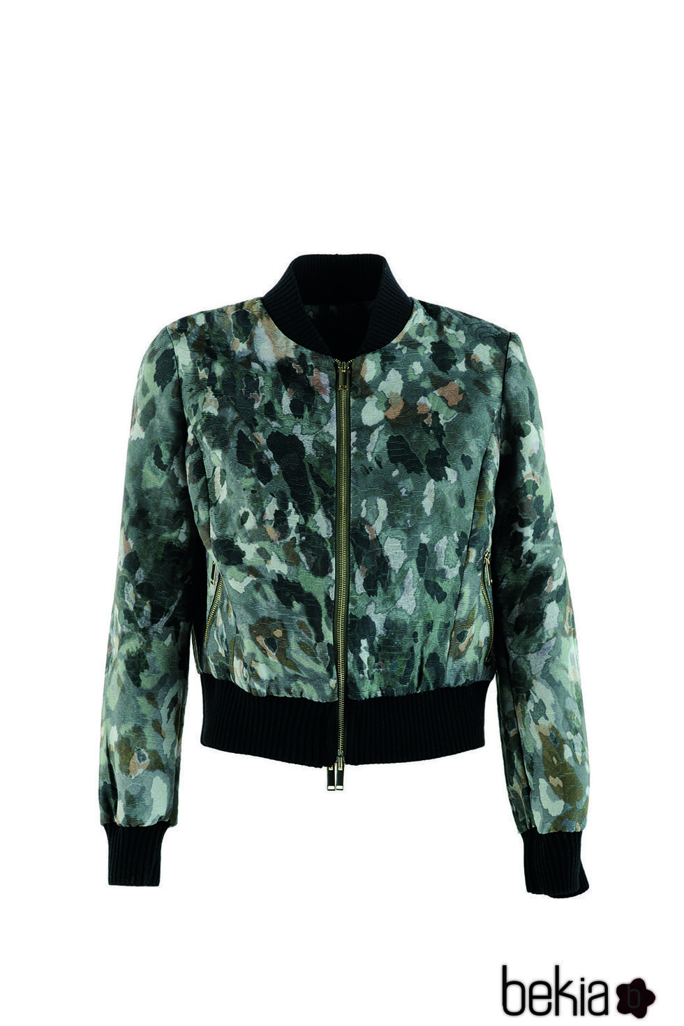 Bomber de estampado militar de la firma Kocca