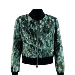 Bomber de estampado militar de la firma Kocca