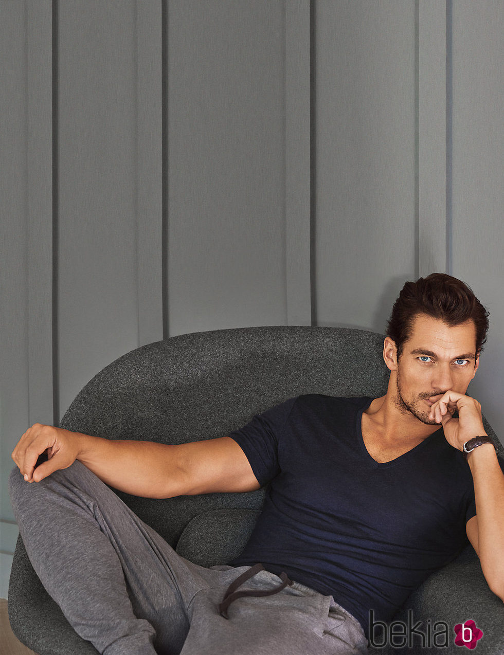 David Gandy con pantalón gris y camiseta negra de la colección especial de Autograph para Marks&Spencer