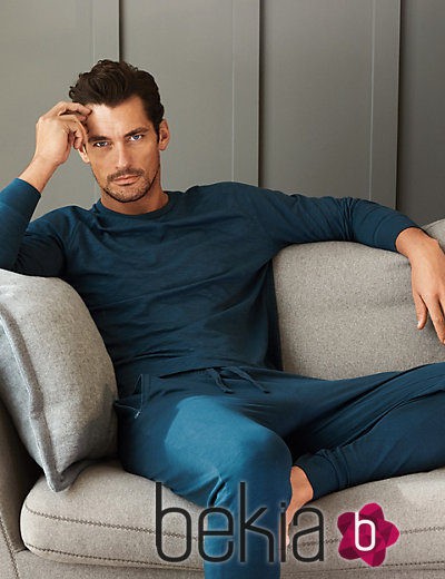 David Gandy con pijama azul de la colección especial de Autograph para Marks&Spencer