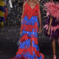 Vestido de flecos rojos y azules de Moschino en la Milan Fashion Week primavera/verano 2016