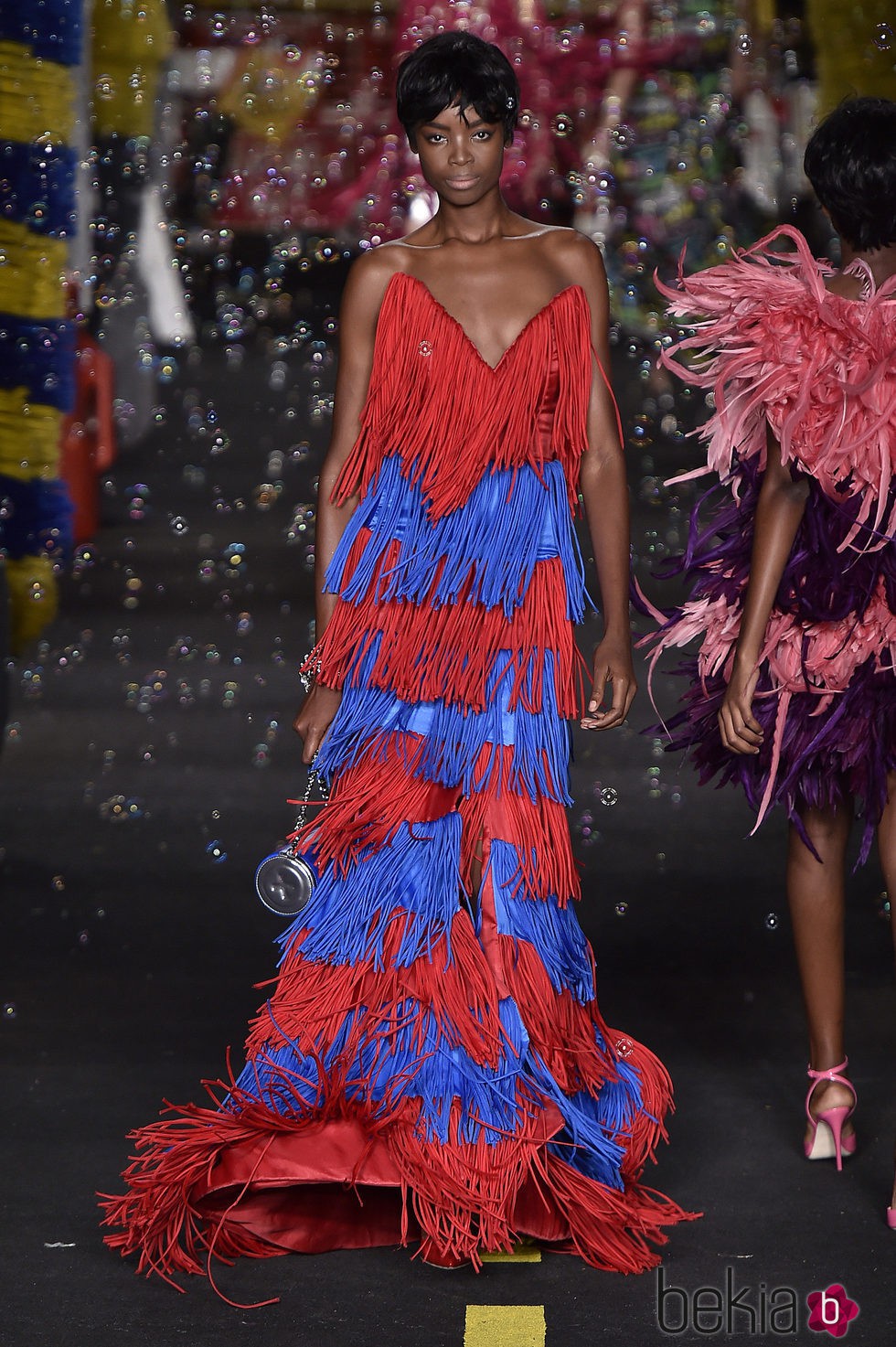 Vestido de flecos rojos y azules de Moschino en la Milan Fashion Week primavera/verano 2016