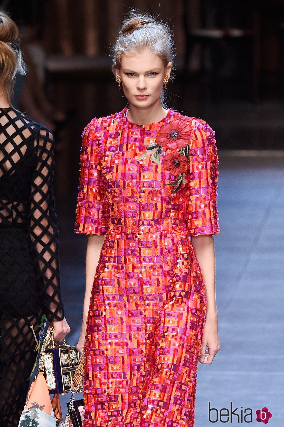 Vestido fucsia y naranja de la colección primavera/verano 2016 de Dolce & Gabbana en Milan Fashion Week