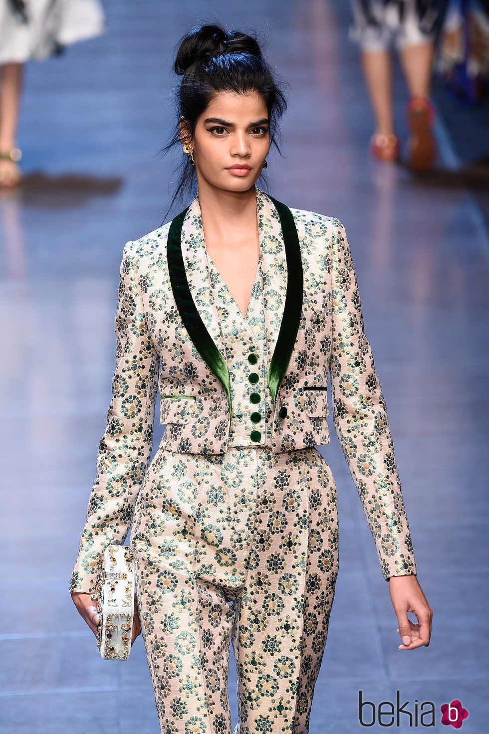 Traje de chaqueta rosa y verde de la colección primavera/verano 2016 de Dolce & Gabbana en Milan Fashion Week