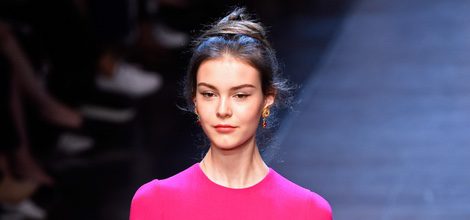 Vestido fucsia de la colección primavera/verano 2016 de Dolce & Gabbana en Milan Fashion Week