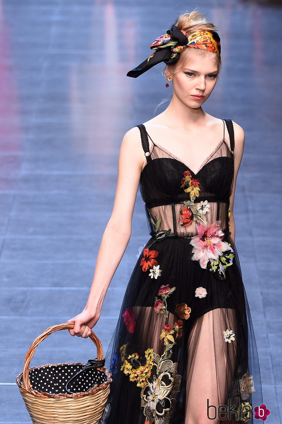 Vestido negro con motivos florales de la colección primavera/verano 2016 de Dolce & Gabbana en Milan Fashion Week