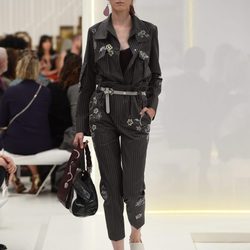 Traje de chaqueta y pantalón negro de la nueva colección primavera/verano 2016 de Tod's