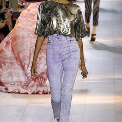 Pantalon morado y camiseta dorada de la colección primavera/verano 2016 de Roberto Cavalli en Milan Fashion Week