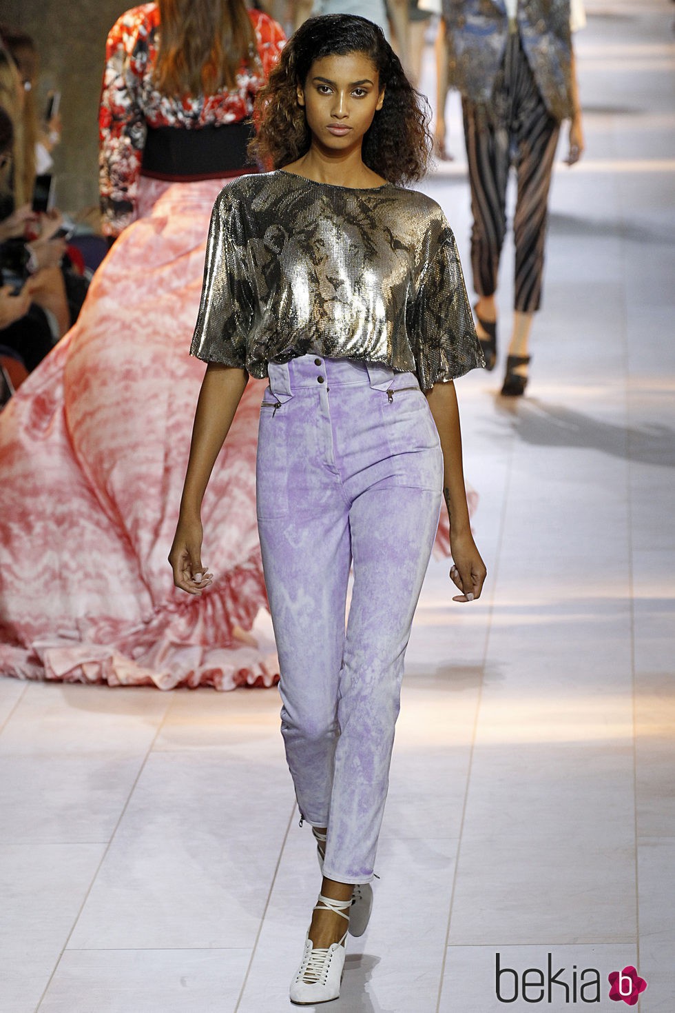 Pantalon morado y camiseta dorada de la colección primavera/verano 2016 de Roberto Cavalli en Milan Fashion Week