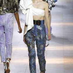 Pantalon azul y camisa con maxi lazo de la colección primavera/verano 2016 de Roberto Cavalli en Milan Fashion Week