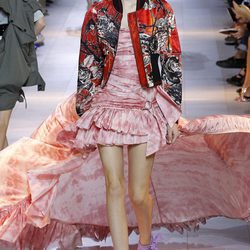 Vestido rojo y blanco de la colección primavera/verano 2016 de Roberto Cavalli en Milan Fashion Week